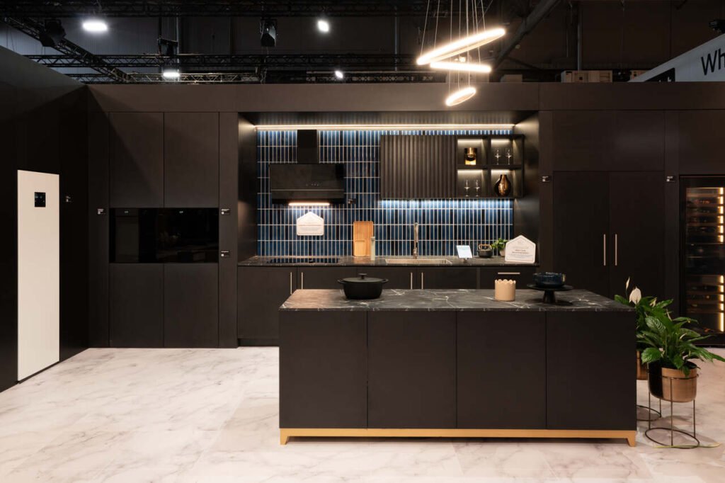 Na dużym stoisku na targach EuroCucina / FTK – Technology For the Kitchen, Samsung zaprezentował cały ekosystem współczesnych inteligentnych i połączonych urządzeń za pośrednictwem bezpiecznej platformy Knox. Tak stworzył system Bespoke AI, czyli serię urządzeń, w tym piekarniki, pralki, lodówki i zmywarki , które są w stanie zrozumieć nasze nawyki i pomóc w kuchni oraz w pracach domowych. Fot. Paolo Riolzi | Salone del Mobile.Milano.