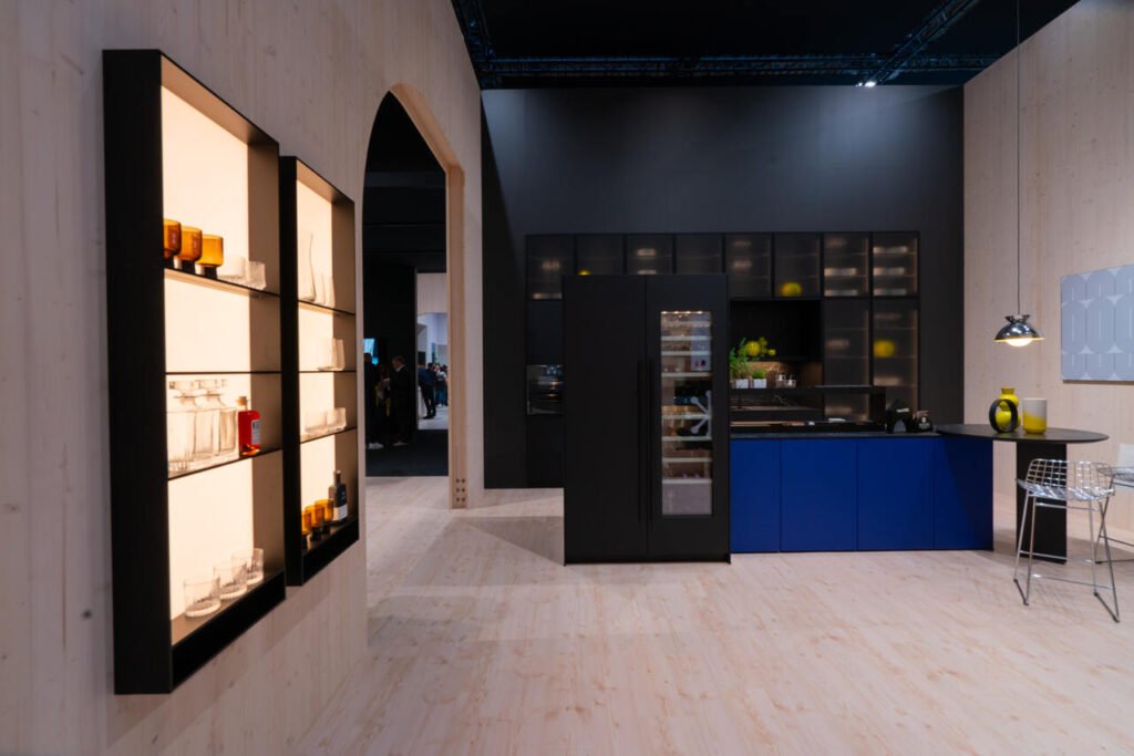 Dzięki nowemu, odważnemu i autentycznemu ultramarynowemu kolorowi frontu oraz urzekającemu frontowi z lustrzanego szkła, marka premium next125 zaprezentowała przyciągające wzrok elementy, które hipnotyzowały odwiedzających. Koncept next125 został również doceniony przez organizatorów targów za przyciemniane na brązowo szkło lustrzane, które zwiększa przestronność pomieszczenia. Fot. Paolo Riolzi | Salone del Mobile.Milano.