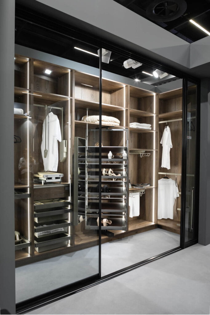 Sevroll-System - stoisko na targach Interzum 2023 - System Royal, garderoba - miesięcznik i portal informacyjny branży meblarskiej biznes.meble.pl