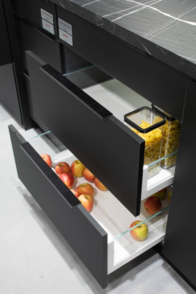 Sevroll-System - stoisko na targach Interzum 2023 - szuflada Platinium 3S Slim - miesięcznik i portal informacyjny branży meblarskiej biznes.meble.pl