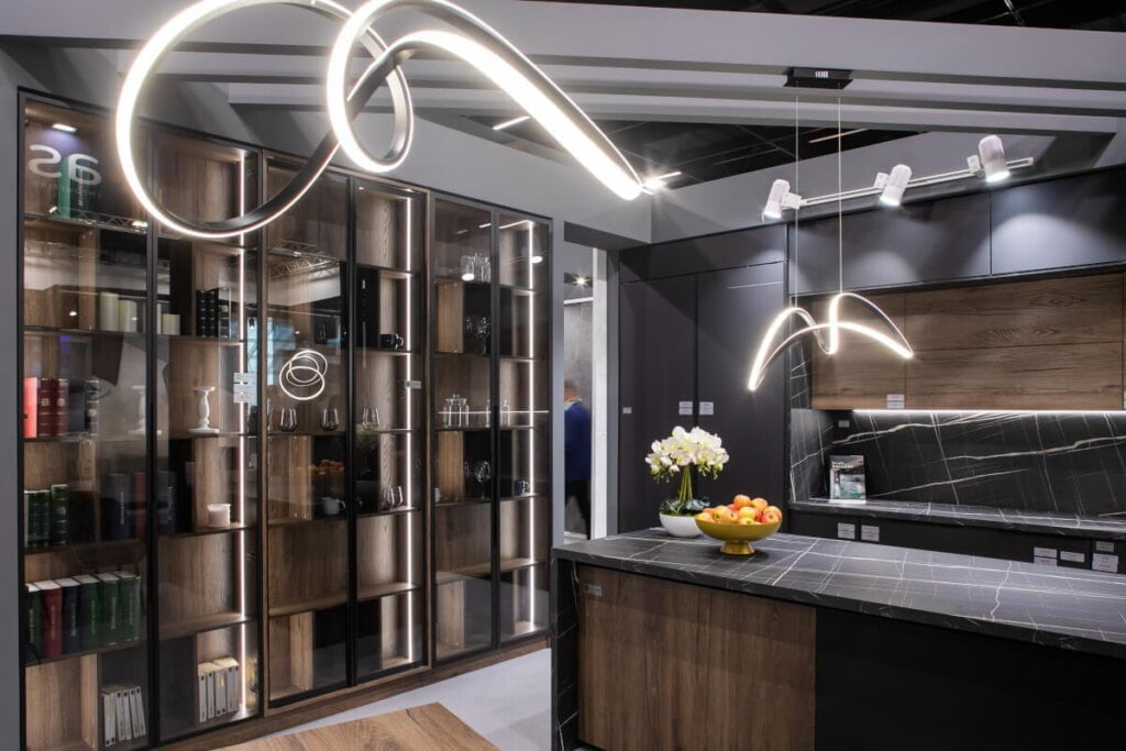 Sevroll-System - stoisko na targach Interzum 2023 - zawiasy niewidoczne do ramek aluminiowych i drzwi drewnianych - miesięcznik i portal informacyjny branży meblarskiej biznes.meble.pl