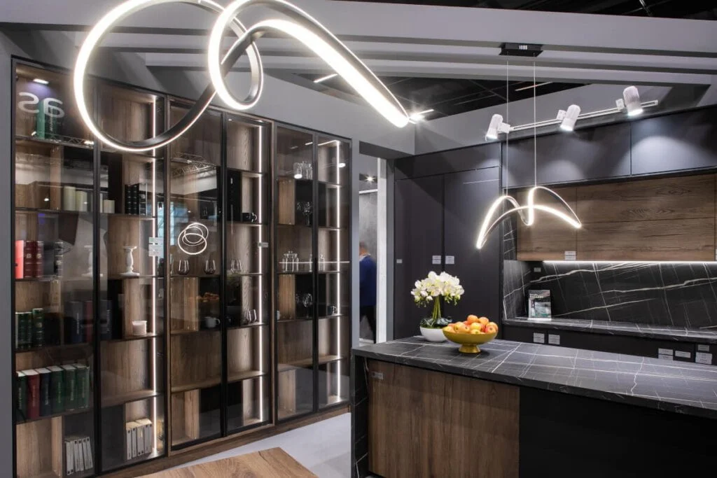 Sevroll-System - stoisko na targach Interzum 2023 - zawiasy niewidoczne do ramek aluminiowych i drzwi drewnianych - miesięcznik i portal informacyjny branży meblarskiej biznes.meble.pl