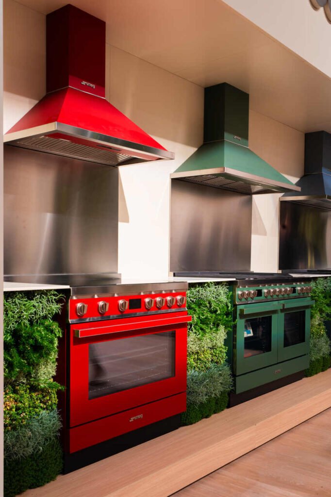 Kiedy studio projektowe Smeg rozpoczęło projekt mający na celu stworzenie najbardziej energooszczędnej kuchni wolnostojącej na świecie, Portofino było uosobieniem włoskiego wyrafinowania i dlatego też tak nazwano tę kolekcję. Inspiracją były wyjątkowe kolory budynków położonych wzdłuż wybrzeża, kontrastujących z błyszczącymi błękitnymi wodami Morza Śródziemnego. Fot. Paolo Riolzi | Salone del Mobile.Milano.