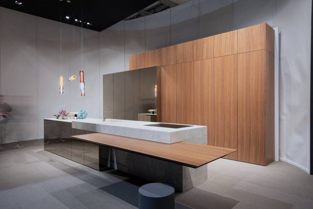 Elementi jest ostatecznym wyrazem stylu minimalistycznego, produktem badań i rozwoju Snaidero, skupiającym się na naturalnej esencji kształtów. Fot. Monica Spezia | Salone del Mobile.Milano.