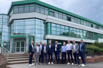 Po spotkaniu członkowie zarządu Stowarzyszenia Niemieckiego Przemysłu Mebli Kuchennych odwiedzili zakład produkcyjny Sachsenküchen H.-J. Ebert w Dippoldiswalde koło Drezna.