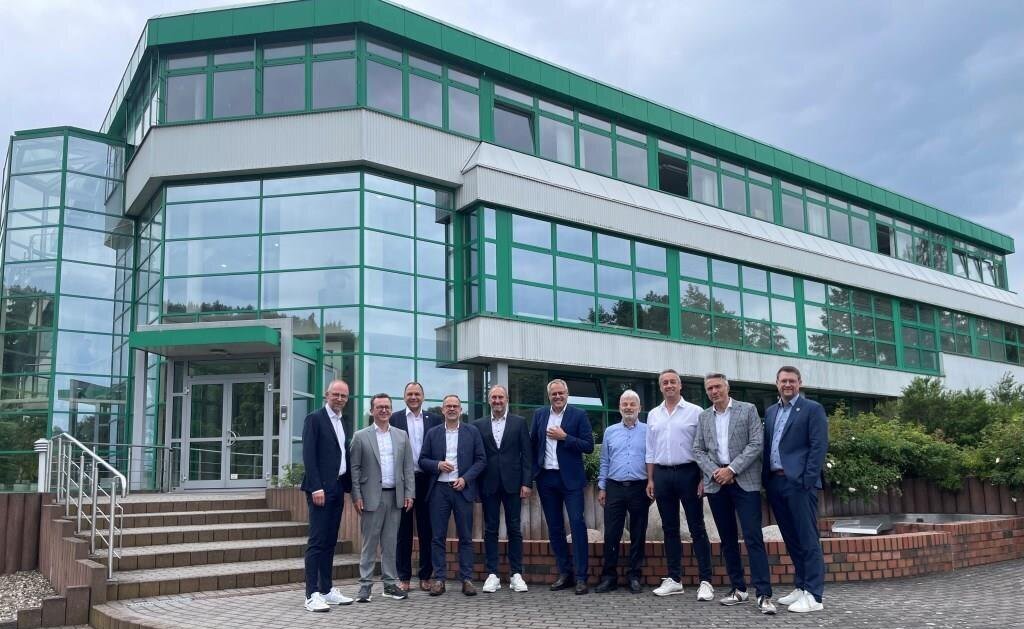 Po spotkaniu członkowie zarządu Stowarzyszenia Niemieckiego Przemysłu Mebli Kuchennych odwiedzili zakład produkcyjny Sachsenküchen H.-J. Ebert w Dippoldiswalde koło Drezna.