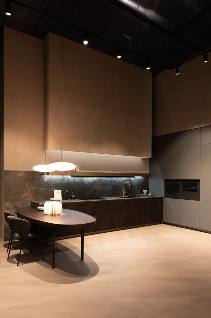 Harmonijna fuzja w wydaniu Stosa Cucine umiejętnie łączy elementy i wykończenia, aby stworzyć dynamikę, integrując salon i kuchnię w jednym środowisku. Fot. Paolo Riolzi | Salone del Mobile.Milano.