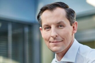 Sklep duka.com automatycznie dodaje do koszyka kupującego niezamówione produkty, za co prezes UOKiK postawił spółce DUKA zarzuty, a następnie ukarał.