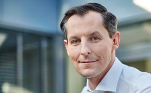 Sklep duka.com automatycznie dodaje do koszyka kupującego niezamówione produkty, za co prezes UOKiK postawił spółce DUKA zarzuty, a następnie ukarał.