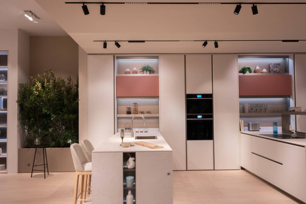 Koncepcja zwiększonej przestrzeni została przez Veneta Cucine wyniesiona na nowy poziom, zgodnie z ideą „więcej przestrzeni, więcej wolności”. Fot. Paolo Riolzi | Salone del Mobile.Milano.