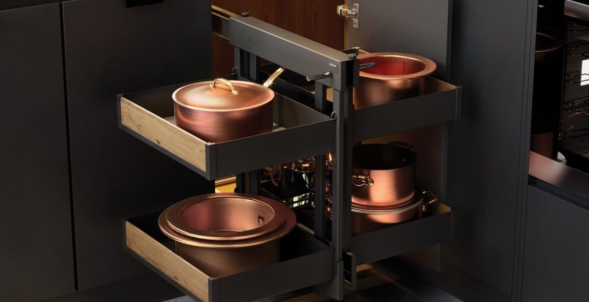 Rejs-kuchnia-MAXIMAPURO-Corner-Comfort-miesiecznik-i-portal-informacyjny-branzy-meblarskiej-biznes-meble-pl