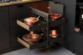 Rejs-kuchnia-MAXIMAPURO-Corner-Comfort-miesiecznik-i-portal-informacyjny-branzy-meblarskiej-biznes-meble-pl