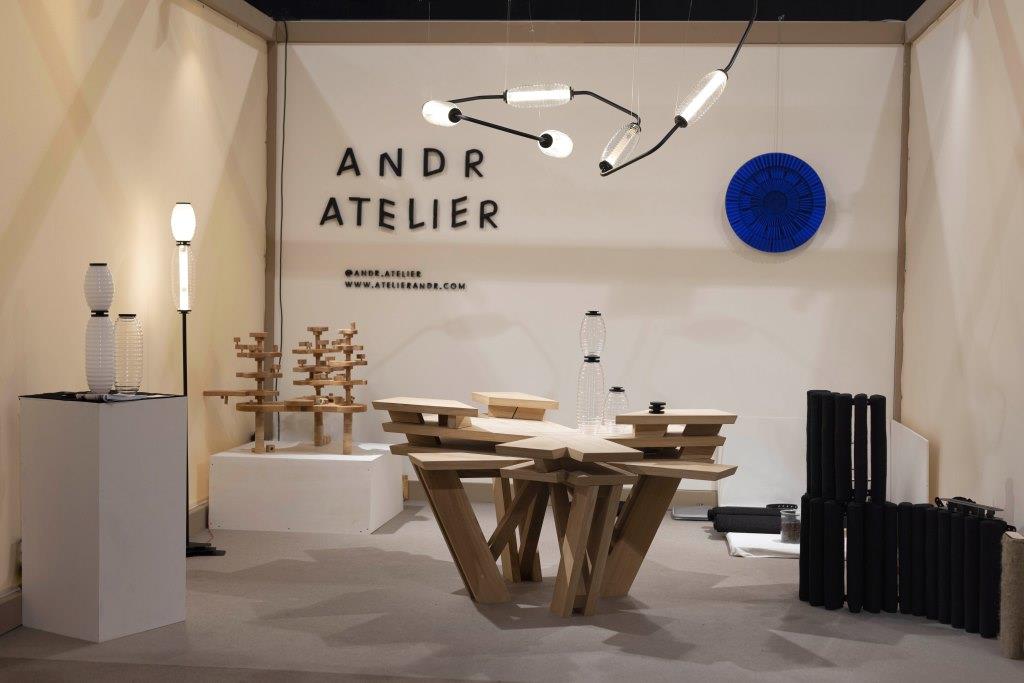 Polska architektka i projektantka – Anna Andrzejewicz – podczas tegorocznej edycji SaloneSatellite prezentowała swoje projekty meblowe pod szyldem ANDR ATELIER. Realizację ekspozycji wsparł Konsulat Generalny RP w Mediolanie. Wśród zaprezentowanych na wystawie projektów znalazły się: stół Willow, stolik sensoryczny/zabawka Pond, uniwersalny system AURA oraz lampa GROW.