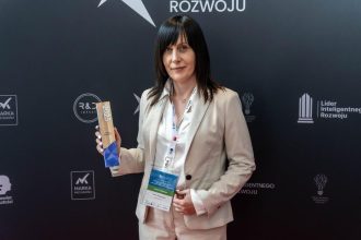 Dr Ewelina Depczyńska, dyrektor R&D w PAGED Plywood i prezes Zarządu Paged LabTech, odbierająca nagrodę za przełomowe technologie oraz przedstawiająca rewolucyjne rozwiązanie jakim jest RockPly® podczas konferencji.