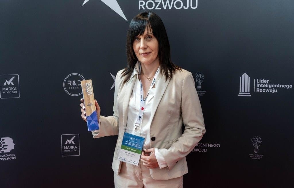 Dr Ewelina Depczyńska, dyrektor R&D w PAGED Plywood i prezes Zarządu Paged LabTech, odbierająca nagrodę za przełomowe technologie oraz przedstawiająca rewolucyjne rozwiązanie jakim jest RockPly® podczas konferencji.