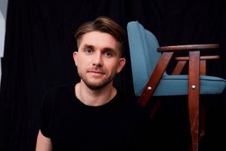 Kamil Zieliński, twórca i właściciel marek Górna Półka oraz Zieliński Interior.