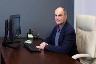 Leszek Adamski, założyciel, prezes i współwłaściciel firmy Folmag Polska a jednocześnie pastor Kościoła Bożego w Chrystusie (protestanckiego) w Mysłowicach