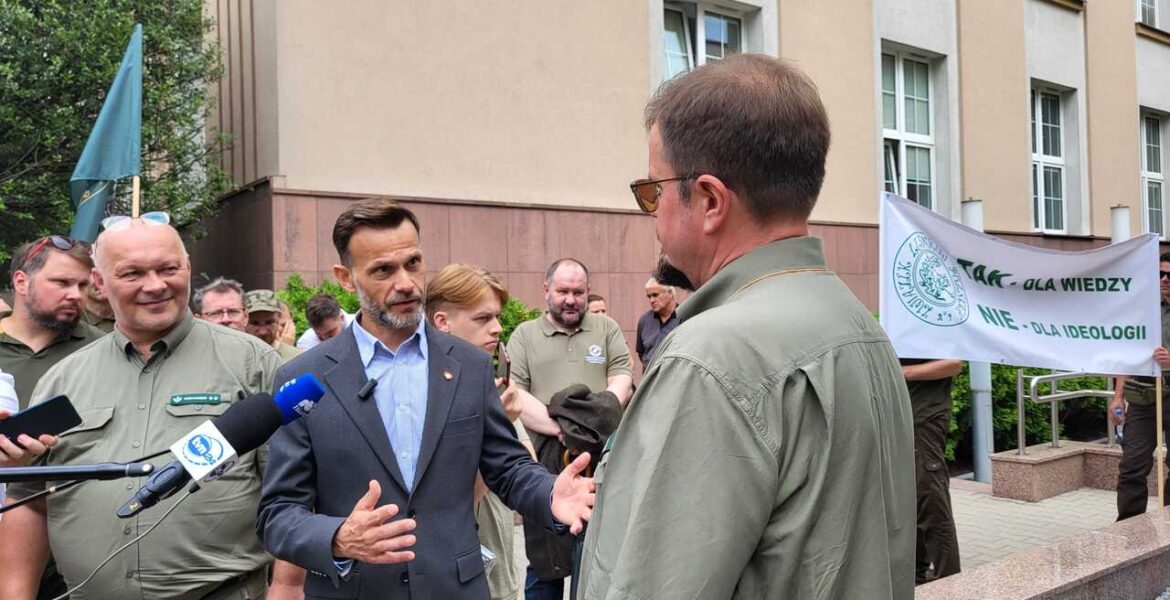 Protest leśników - 12 lipca 2024 - do protestujących wyszedł wojewoda podlaski Jacek Brzozowski.