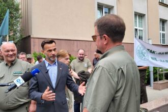 Protest leśników - 12 lipca 2024 - do protestujących wyszedł wojewoda podlaski Jacek Brzozowski.