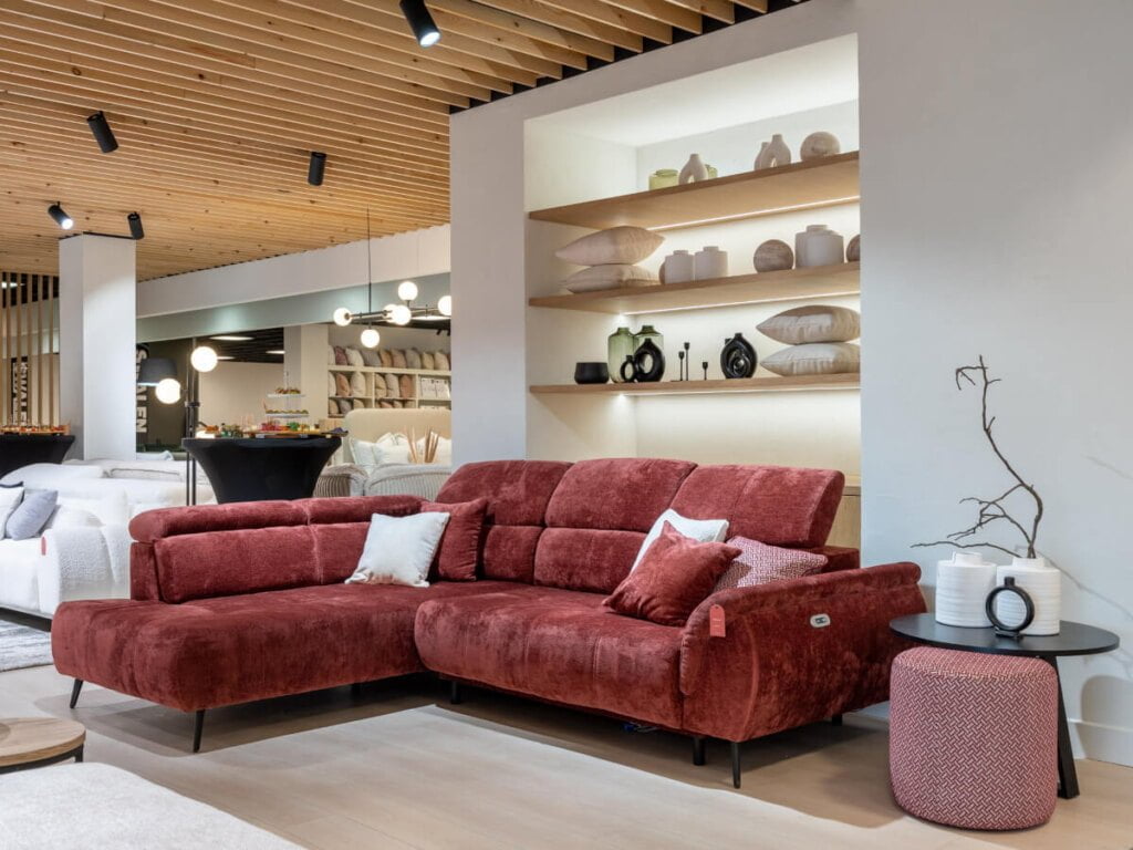 Showroom Puszman we Wrocławiu - bordowy narożnik