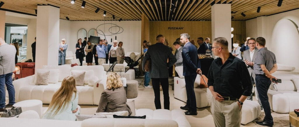 Showroom Puszman we Wrocławiu - dużo ludzi.