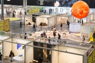 Mieszczące się w tych samych pawilonach, co odbywająca się co dwa lata wystawa Euroluce, SaloneSatellite oddało hołd oświetleniu poprzez wystawę SATE... LIGHT. 1998-2022 SaloneSatellite Young Designers. Fot. Ludovica Mangini.