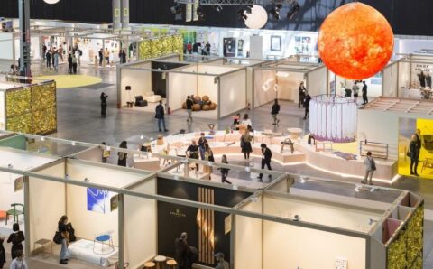 Mieszczące się w tych samych pawilonach, co odbywająca się co dwa lata wystawa Euroluce, SaloneSatellite oddało hołd oświetleniu poprzez wystawę SATE... LIGHT. 1998-2022 SaloneSatellite Young Designers. Fot. Ludovica Mangini.