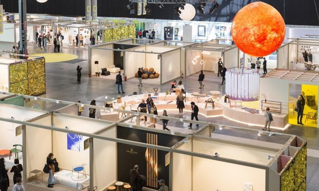 Mieszczące się w tych samych pawilonach, co odbywająca się co dwa lata wystawa Euroluce, SaloneSatellite oddało hołd oświetleniu poprzez wystawę SATE... LIGHT. 1998-2022 SaloneSatellite Young Designers. Fot. Ludovica Mangini.