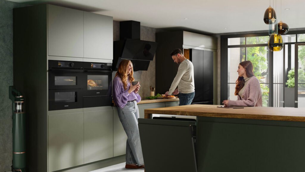 Najnowsza linia urządzeń AGD marki Samsung odzwierciedla wizję firmy co do tego, w jaki sposób inteligentne i zintegrowane ze sobą sprzęty AGD mogą ulepszać doświadczenia związane z funkcjonowaniem domu oraz jak sztuczna inteligencja zwiększa ich wydajność.