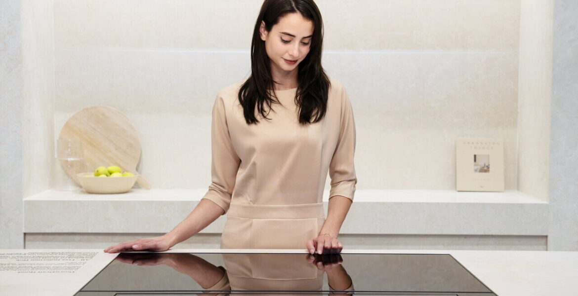 Płyta indukcyjna Signature Kitchen Suite oferuje łatwość użytkowania. Pozwala użytkownikom na umieszczenie dowolnego rozmiaru i rodzaju naczyń kuchennych – takich jak patelnie Paella i garnki moka – w dowolnym miejscu na powierzchni gotowania. Nowe urządzenie marki LG może wykrywać i śledzić położenie naczyń kuchennych, eliminując potrzebę ręcznego anulowania i ponownego stosowania ustawień podczas przenoszenia rondla lub patelni z jednej części powierzchni gotowania na drugą. Co więcej, technologia AI wbudowana w płytę grzewczą wykrywa temperaturę naczyń i automatycznie obniża ciepło, gdy jest to konieczne, pomagając zminimalizować rozlanie i rozpryskiwanie podczas gotowania wody lub przygotowywania zup i sosów.