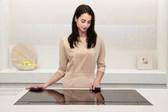 Płyta indukcyjna Signature Kitchen Suite oferuje łatwość użytkowania. Pozwala użytkownikom na umieszczenie dowolnego rozmiaru i rodzaju naczyń kuchennych – takich jak patelnie Paella i garnki moka – w dowolnym miejscu na powierzchni gotowania. Nowe urządzenie marki LG może wykrywać i śledzić położenie naczyń kuchennych, eliminując potrzebę ręcznego anulowania i ponownego stosowania ustawień podczas przenoszenia rondla lub patelni z jednej części powierzchni gotowania na drugą. Co więcej, technologia AI wbudowana w płytę grzewczą wykrywa temperaturę naczyń i automatycznie obniża ciepło, gdy jest to konieczne, pomagając zminimalizować rozlanie i rozpryskiwanie podczas gotowania wody lub przygotowywania zup i sosów.