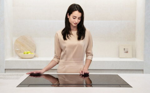 Płyta indukcyjna Signature Kitchen Suite oferuje łatwość użytkowania. Pozwala użytkownikom na umieszczenie dowolnego rozmiaru i rodzaju naczyń kuchennych – takich jak patelnie Paella i garnki moka – w dowolnym miejscu na powierzchni gotowania. Nowe urządzenie marki LG może wykrywać i śledzić położenie naczyń kuchennych, eliminując potrzebę ręcznego anulowania i ponownego stosowania ustawień podczas przenoszenia rondla lub patelni z jednej części powierzchni gotowania na drugą. Co więcej, technologia AI wbudowana w płytę grzewczą wykrywa temperaturę naczyń i automatycznie obniża ciepło, gdy jest to konieczne, pomagając zminimalizować rozlanie i rozpryskiwanie podczas gotowania wody lub przygotowywania zup i sosów.