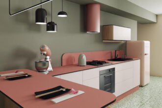 Swiss Krono - blaty BLACK WOOD w różowej kuchni - miesięcznik i portal informacyjny branży meblarskiej biznes.meble.pl