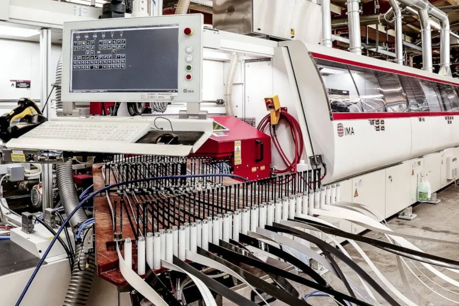 Wysoko zautomatyzowane linie produkcyjne w Stöcklin Möbel AG. Rehau. Miesięcznik i portal informacyjny branży meblarskiej biznes.meble.pl