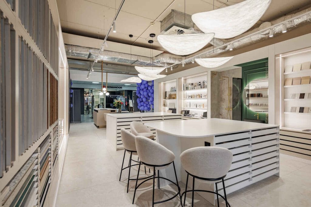 Lokalizacja nowego showroomu Decoroom nie jest przypadkowa. Galeria Wnętrz DOMAR stanowi ważny punkt na mapie Wrocławia i od lat przyciąga wszystkich, którzy cenią dobre wzornictwo. Otwarcie showroomu pracowni to kolejny krok w kierunku tworzenia wyjątkowego środowiska dla klientów poszukujących kompleksowych rozwiązań wnętrzarskich. Fot. Marek Koptyński Archi.Photo.