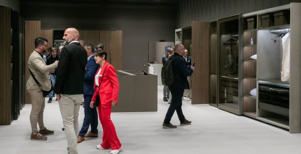 Wśród wielu rozwiązań, które na imponującej powierzchni wystawienniczej w Kolonii, zaprezentowało w tym roku Salice, były, wyróżnione interzum Award 2025 „Best of the Best”, zautomatyzowane systemy podwójnych drzwi chowanych Exedra2 Star i Exedra 2 Smart. Fot. Tomasz Markowski.