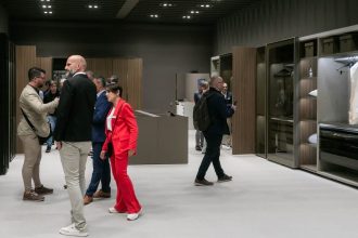 Wśród wielu rozwiązań, które na imponującej powierzchni wystawienniczej w Kolonii, zaprezentowało w tym roku Salice, były, wyróżnione interzum Award 2025 „Best of the Best”, zautomatyzowane systemy podwójnych drzwi chowanych Exedra2 Star i Exedra 2 Smart. Fot. Tomasz Markowski.