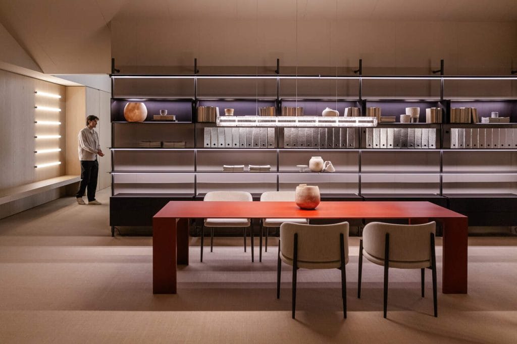 Porro, dzięki nieskończenie wielu badaniom nad wykończeniami, a także poszukiwaniom wysokiej jakości detali, jest jedną z najbardziej znanych marek meblarskich. W 2025 roku świętuje ważną rocznicę 100-lecia działalności. Podczas Salone del Mobile.Milano Porro udowodniło, że jedną z dziedzin, w których czuje się najmocniej jest organizacja przestrzeni. Fot. Ruggiero Scardigno / Salone del Mobile.Milano.