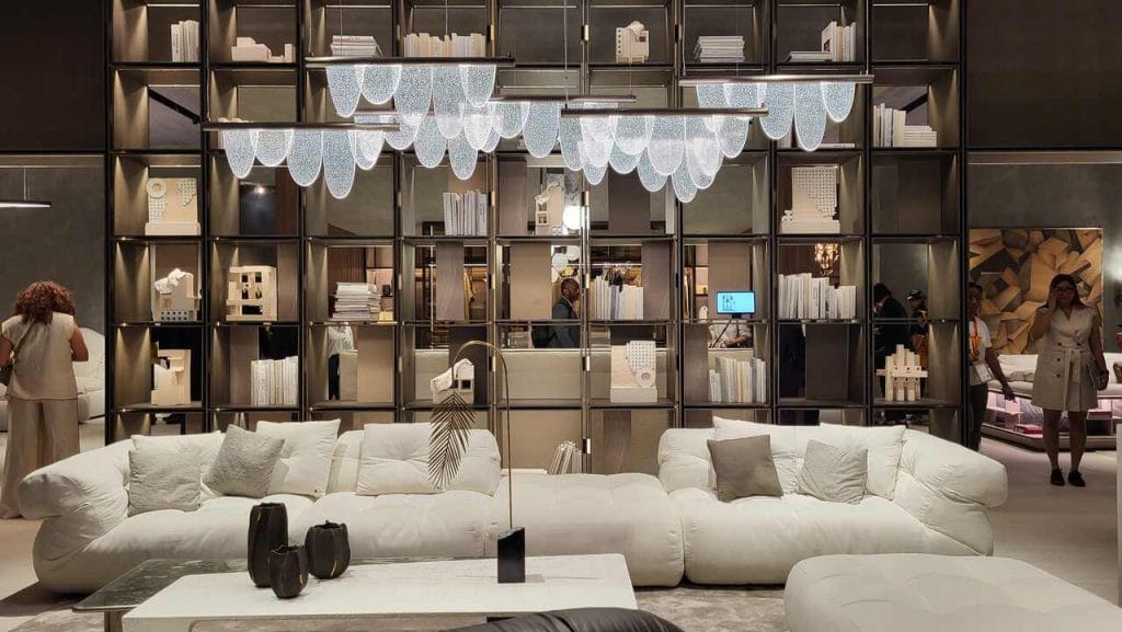 Sercem ekspozycji Visionnaire na targach w Mediolanie był system C-Square, którego autorem jest Stefano Maria Pozzi. Ten pionierski projekt w ofercie marki stanowi przełomową innowację. System zdefiniował całą przestrzeń wystawienniczą, dzieląc ją na dwie odrębne strefy: dzienną i nocną.