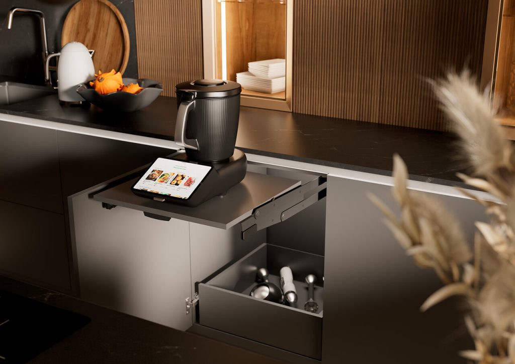 Obrotowy mechanizm podnosi półkę, w tym robota kuchennego, z szafki dolnej na wysokość roboczą. Fot. Häcker Kitchens.