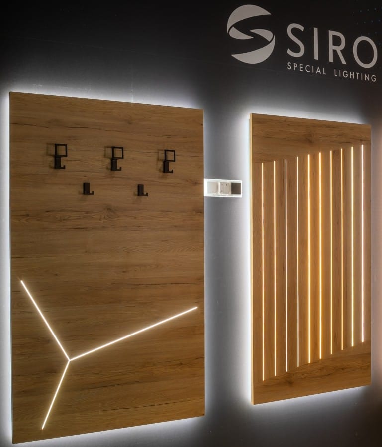 Innowacyjne koncepcje oświetlenia prezentowano w Kolonii pod wspólnym szyldem SIRO Special Lighting. To wyraźny sygnał dla rynku, że firma stawia na rozwój produktów, które spełniają zarówno wizualne, jak i funkcjonalne wymagania. Początki SIRO Special Lighting sięgają 2013 r. Ciągły rozwój w tym segmencie produktowym doprowadził do powstania kompleksowej oferty oświetlenia do mebli. Od tego czasu SIRO ugruntowało pozycję dostawcy rozwiązań oświetleniowych. Na szczególną uwagę zasługuje technologia FreeCut , która umożliwia cięcie taśm LED dokładnie w miejscu, w którym potrzebuje klient. Dzięki temu instalacja jest łatwiejsza i bardziej elastyczna niż kiedykolwiek wcześniej. Fot. Tomasz Markowski.