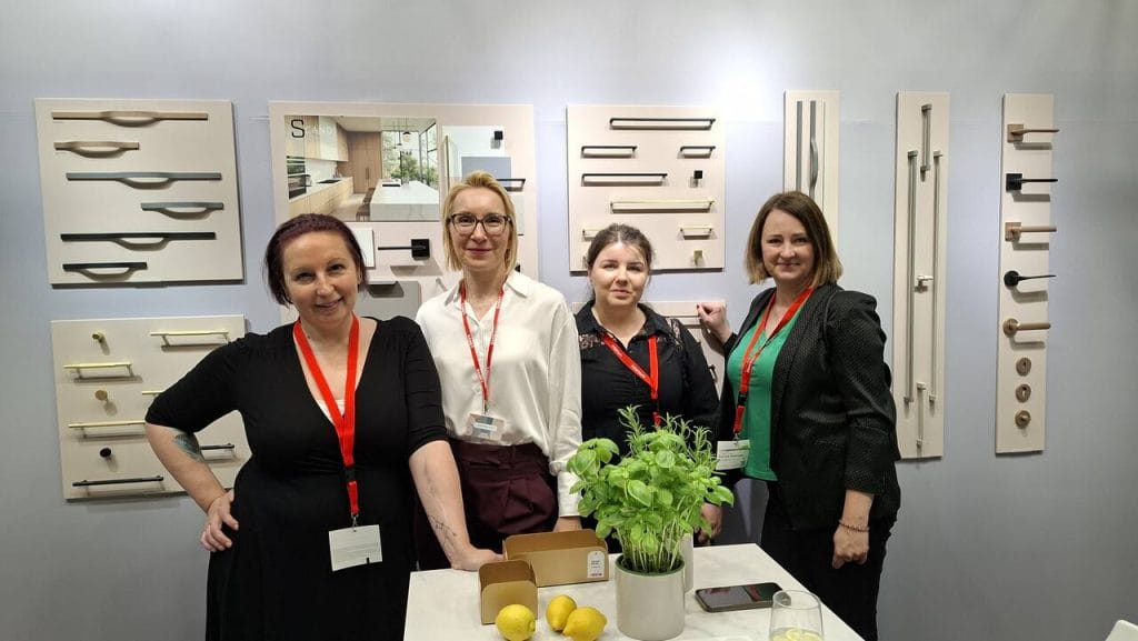 A to był maj... targi interzum 2025... i stoisko zaprzyjaźnionej z nami od lat firmy GAMET. Od lewej: Ula Ditrych (BIZNES.meble.pl), Agnieszka Ruta (GAMET), Anna Szypulska i Katarzyna Romanowska (BIZNES.meble.pl).