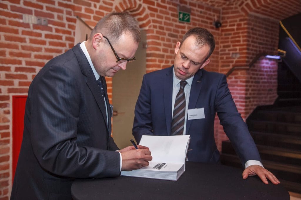 Od lewej: Marek Hryniewicki, autor książki „Wizjonerzy i biznesmeni” i czekający na egzemplarz z dedykacją Tomasz Achrem, członek Zarządu Schattdecor.