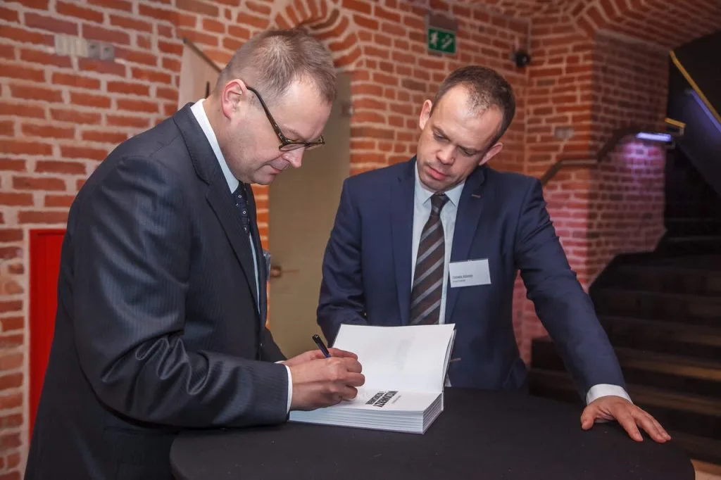 Od lewej: Marek Hryniewicki, autor książki „Wizjonerzy i biznesmeni” i czekający na egzemplarz z dedykacją Tomasz Achrem, członek Zarządu Schattdecor.