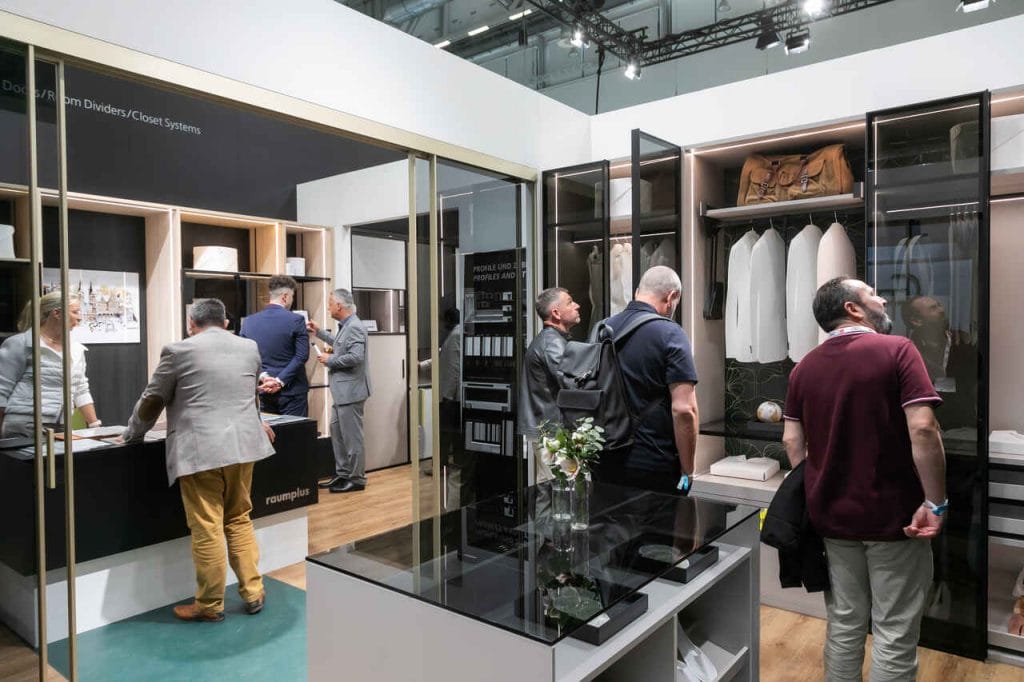 Podczas tegorocznej edycji targów interzum Raumplus położył nacisk na innowacje, a także stylowe wzornictwo systemów meblowych, garderób i drzwi. Fot. Tomasz Markowski.