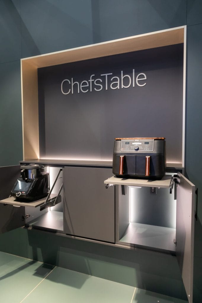 Brak miejsca w kuchni to już przeszłość. Dzięki ChefsTable od Kesseböhmer, innowacyjnemu obrotowemu mocowaniu, nieporęczne urządzenia kuchenne znikają w szafce. Frytkownice, roboty kuchenne, a nawet krajalnice do chleba mają tu swoje stałe miejsce, nie zajmując cennej przestrzeni blatu roboczego. Fot. Tomasz Markowski.
