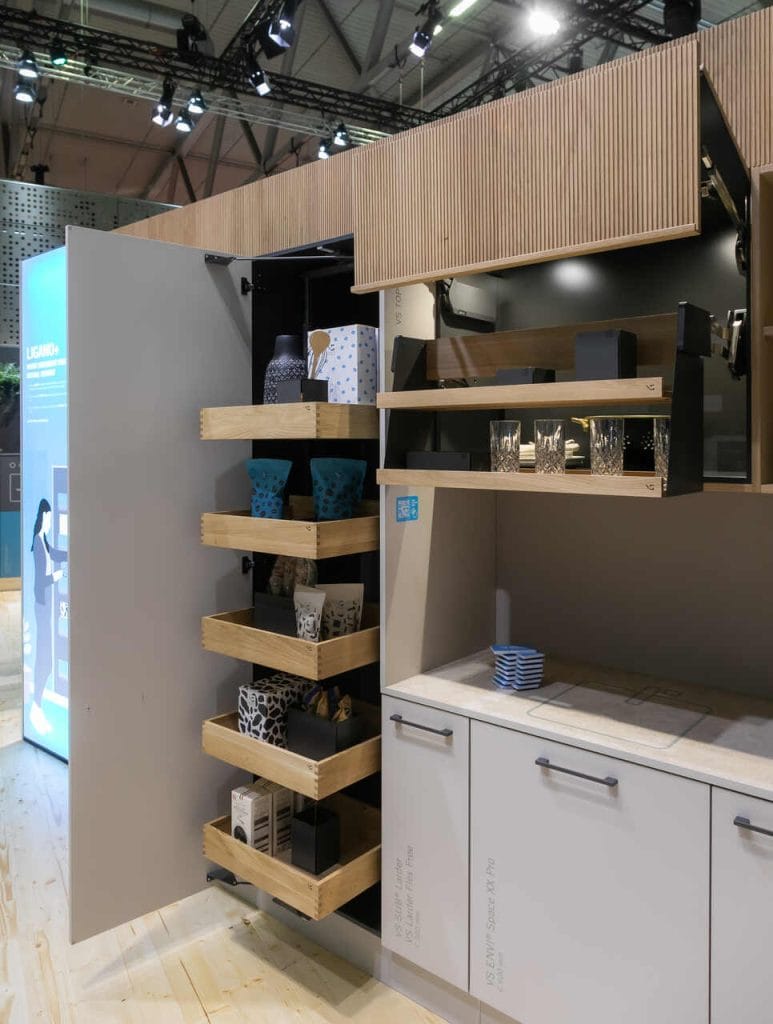 Na targach interzum 2025 firma Vauth-Sagel zaprezentowała ostateczną wersję VS TOP ® Down: technicznie dopracowaną, estetycznie perfekcyjną i opartą na rzeczywistych doświadczeniach użytkowników. Jedno jest pewne: górne szafki oferują dużo miejsca do przechowywania, ale często trudno do nich dotrzeć. VS TOP ® Down rozwiązuje ten problem. To inteligentna odpowiedź na powszechne i codzienne wyzwania. Fot. Tomasz Markowski.