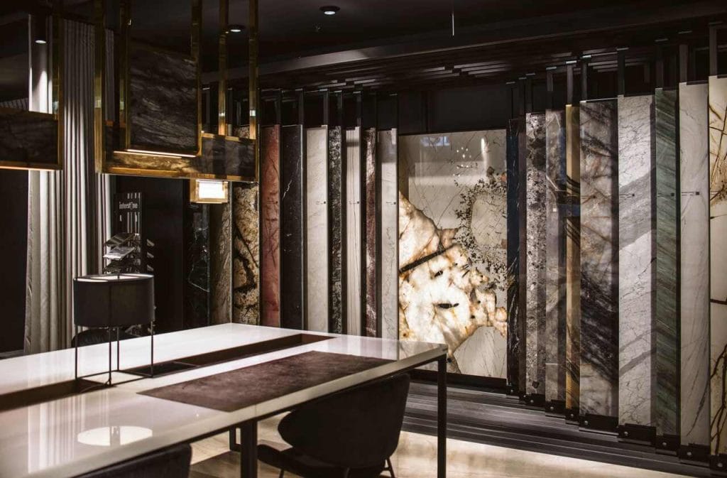 Nowa odsłona showroomu Laminam i Interstone powstała według projektu autorstwa  pracowni JMW Architekci, pod kierunkiem architektów Jakuba Wiśniewskiego i Pauli Sak. Fot. Michał Łukasik, Łukasz Siwiec Lumi Art, stylizacja sesji zdjęciowej: Łukasz Siwiec.