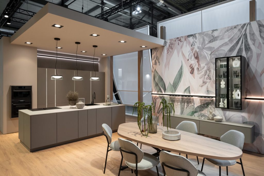Nobilia łączy technologię z biofilnym designem, wprowadzając do nowoczesnej kuchni zieleń i ekologiczne materiały. Fot. Saverio Lombardi Vallauri / Salone del Mobile.Milano.