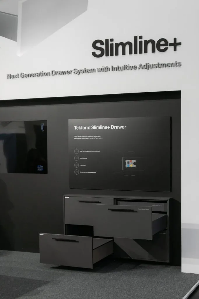 Najnowsza generacja szuflad Tekform Slimline+ firmy Titus wyposażona jest w zaawansowaną regulację trójwymiarową. Ponadto, oferuje precyzyjne wyrównanie i najnowocześniejszą technologię tłumienia. W nowej szufladzie Tekform Slimline+ precyzja spotyka się z wydajnością. Fot. Tomasz Markowski.